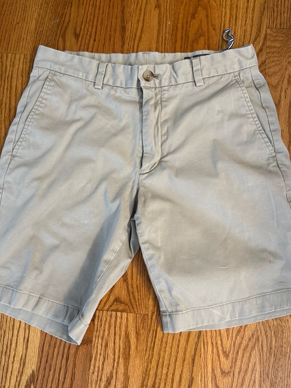 Vineyard Vines Men’s Light Gray Flat-Front Chino Shorts